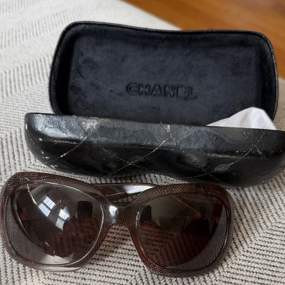 CHANEL Brown Gradient Oversized Sunglasses with Quilted Case display picture 3